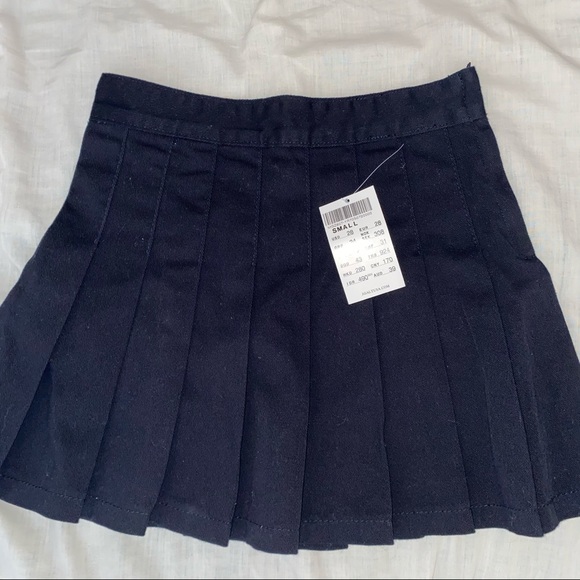 One size brandy melville navy blue pleated skirt! - Picture 2 of 3